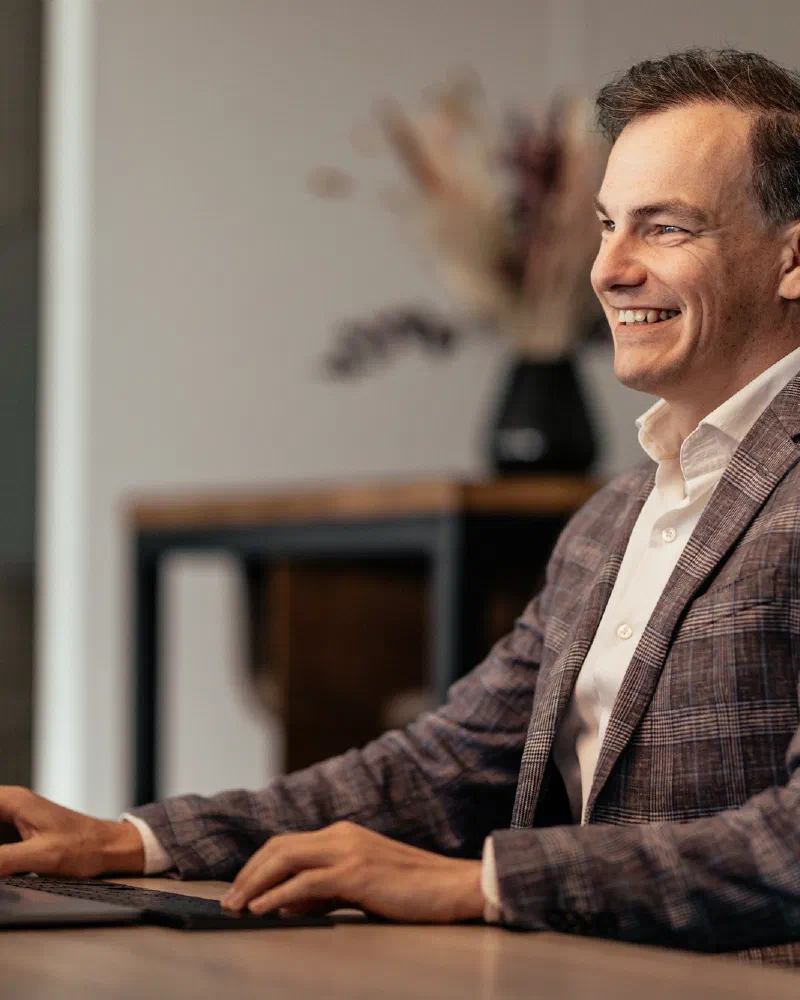 Wim aan het werk achter zijn laptop